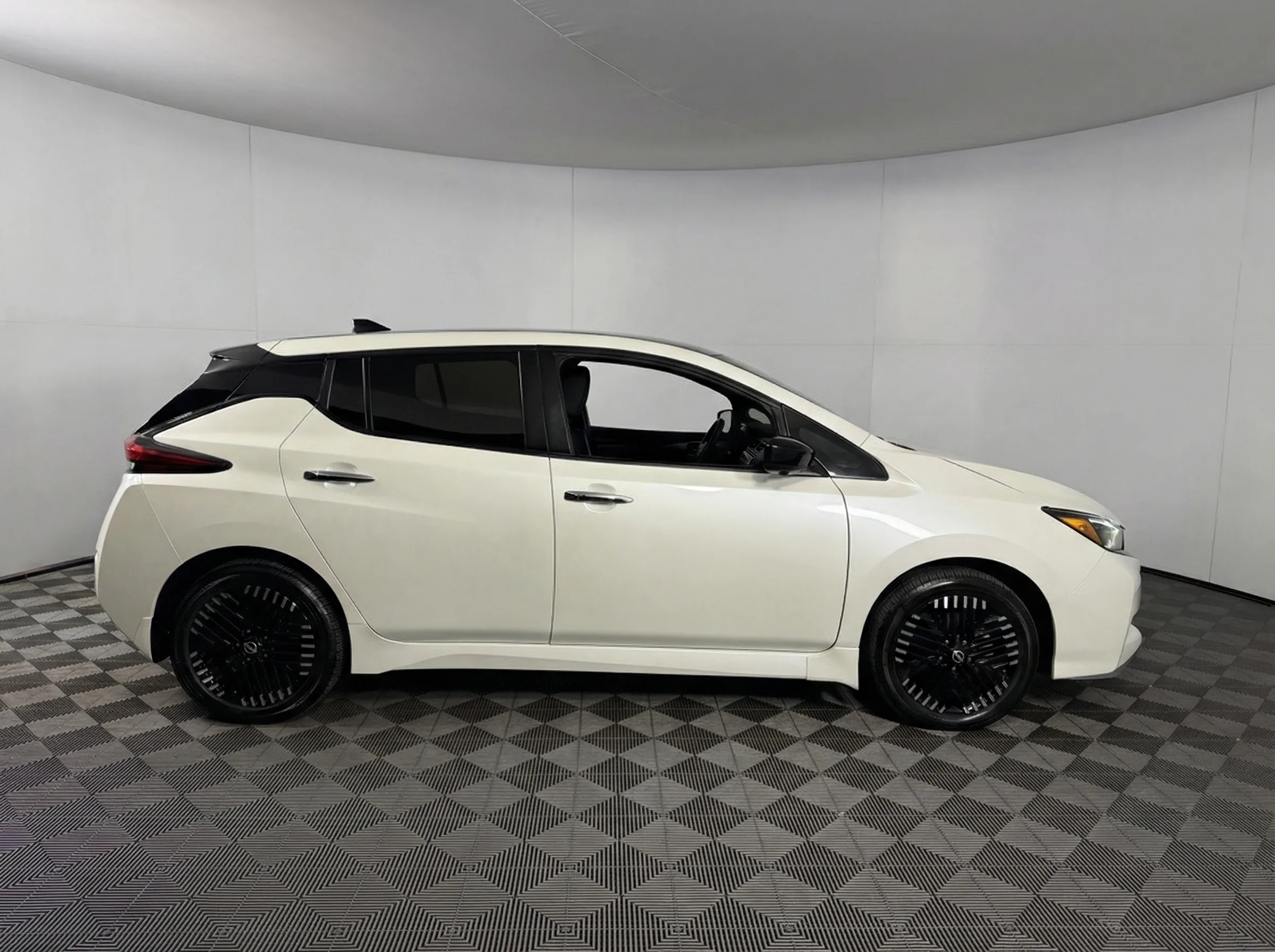 2024 Nissan Leaf SV Plus — photo 1