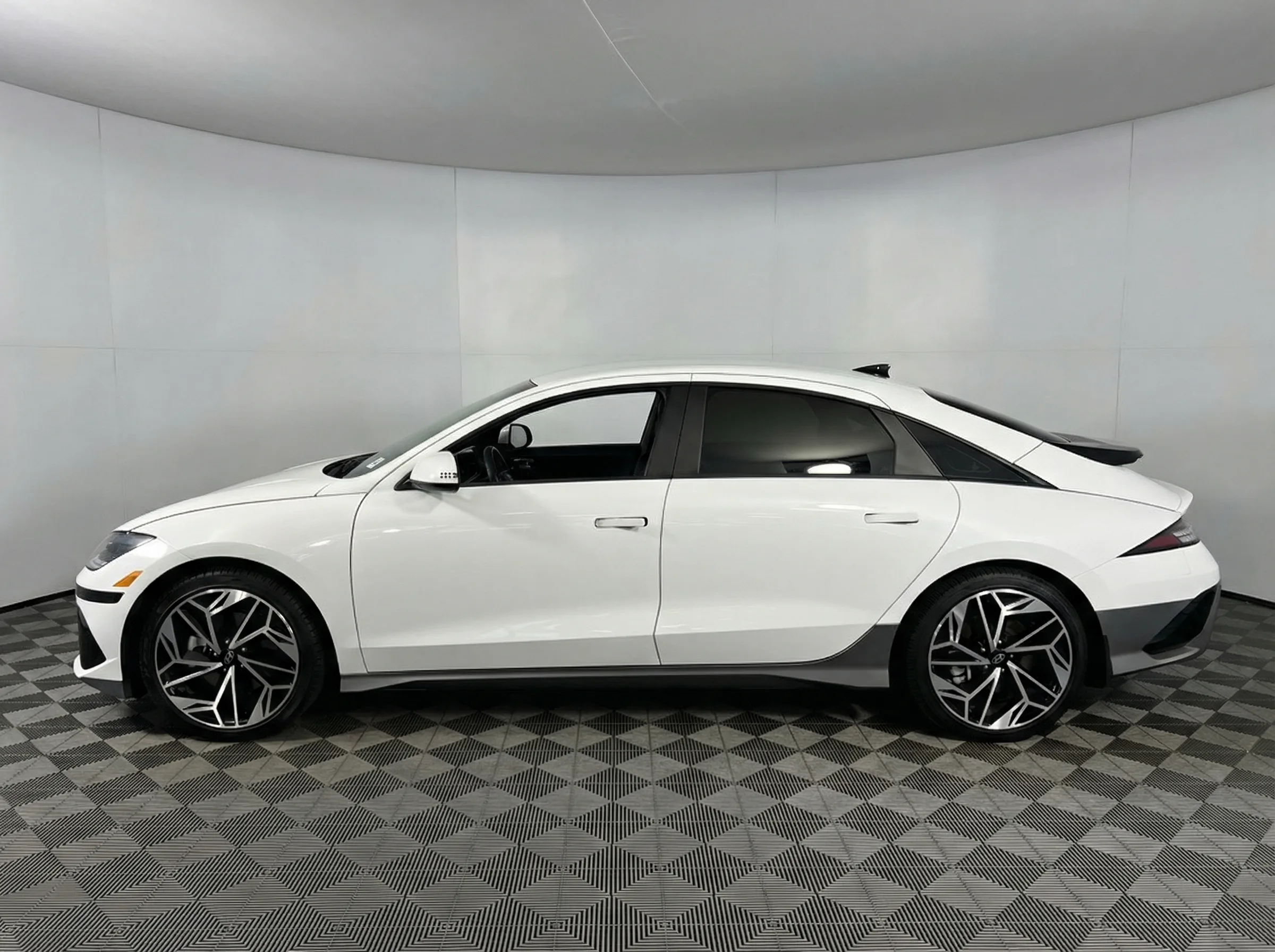 2024 Hyundai IONIQ 6 SEL — photo 1