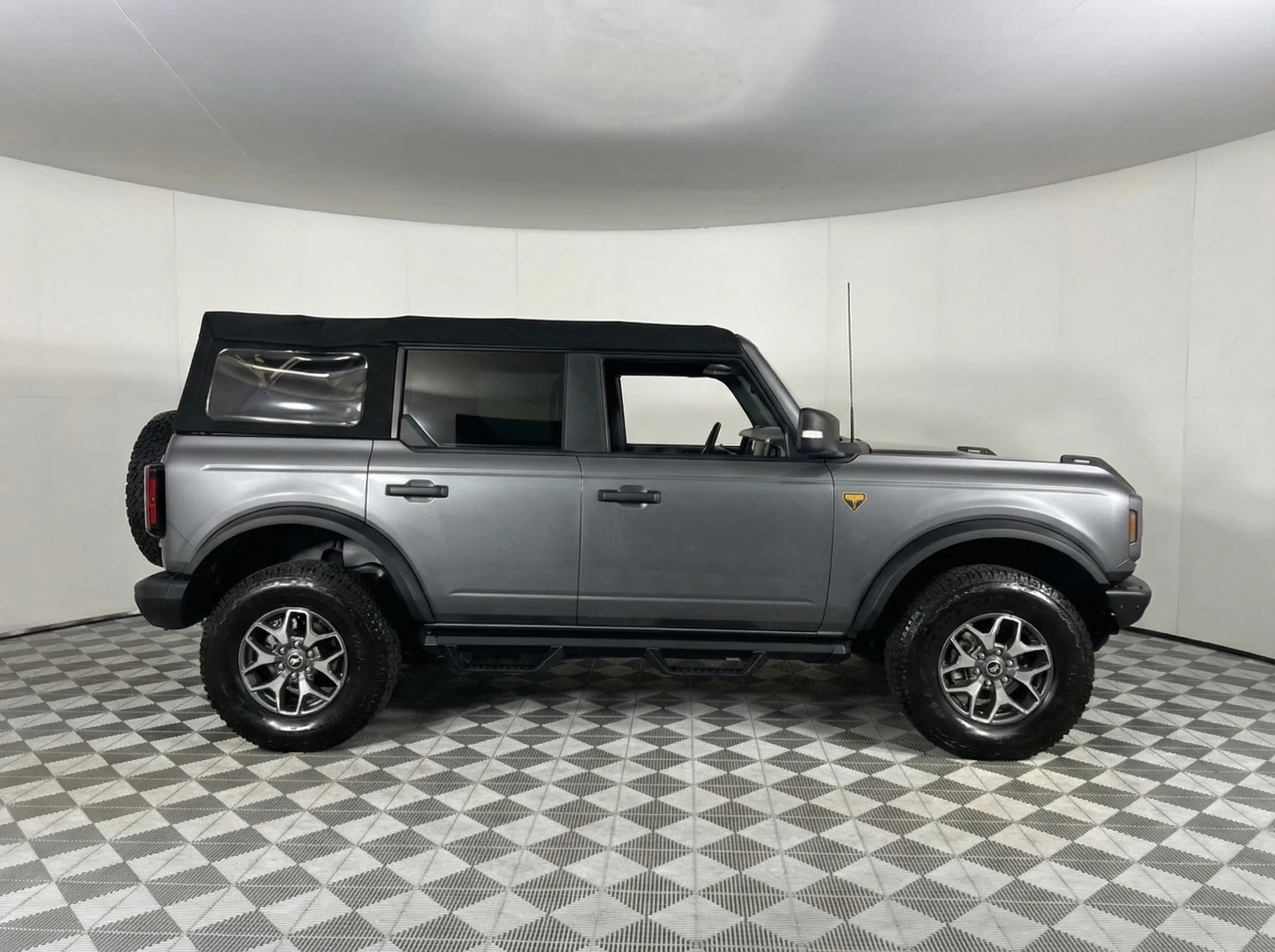 2023 Ford Bronco Badlands — photo 1