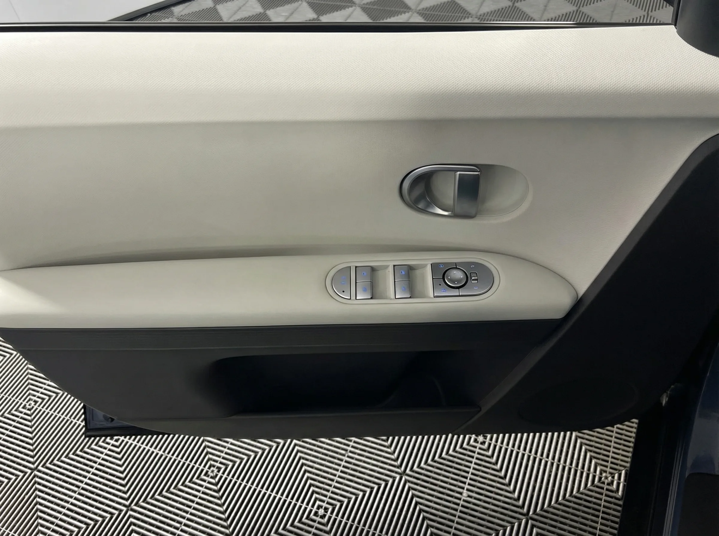 2024 Hyundai IONIQ 5 SE Long Range — thumbnail 11