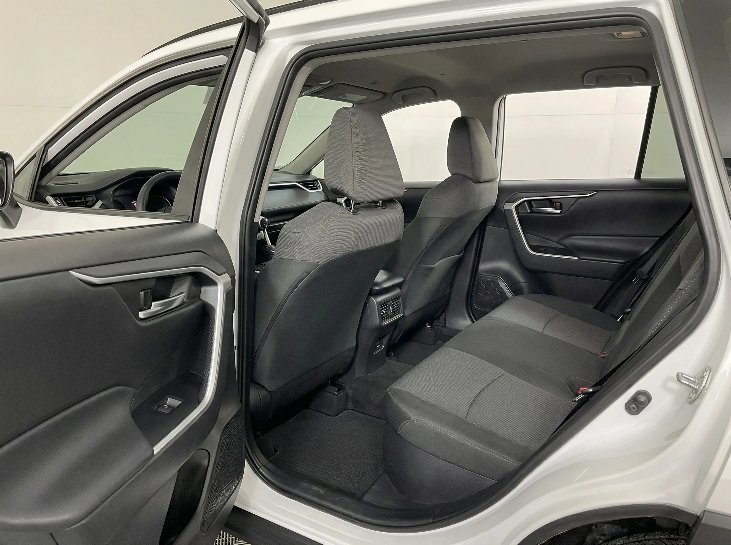 2024 Toyota RAV4 Hybrid XLE — thumbnail 11