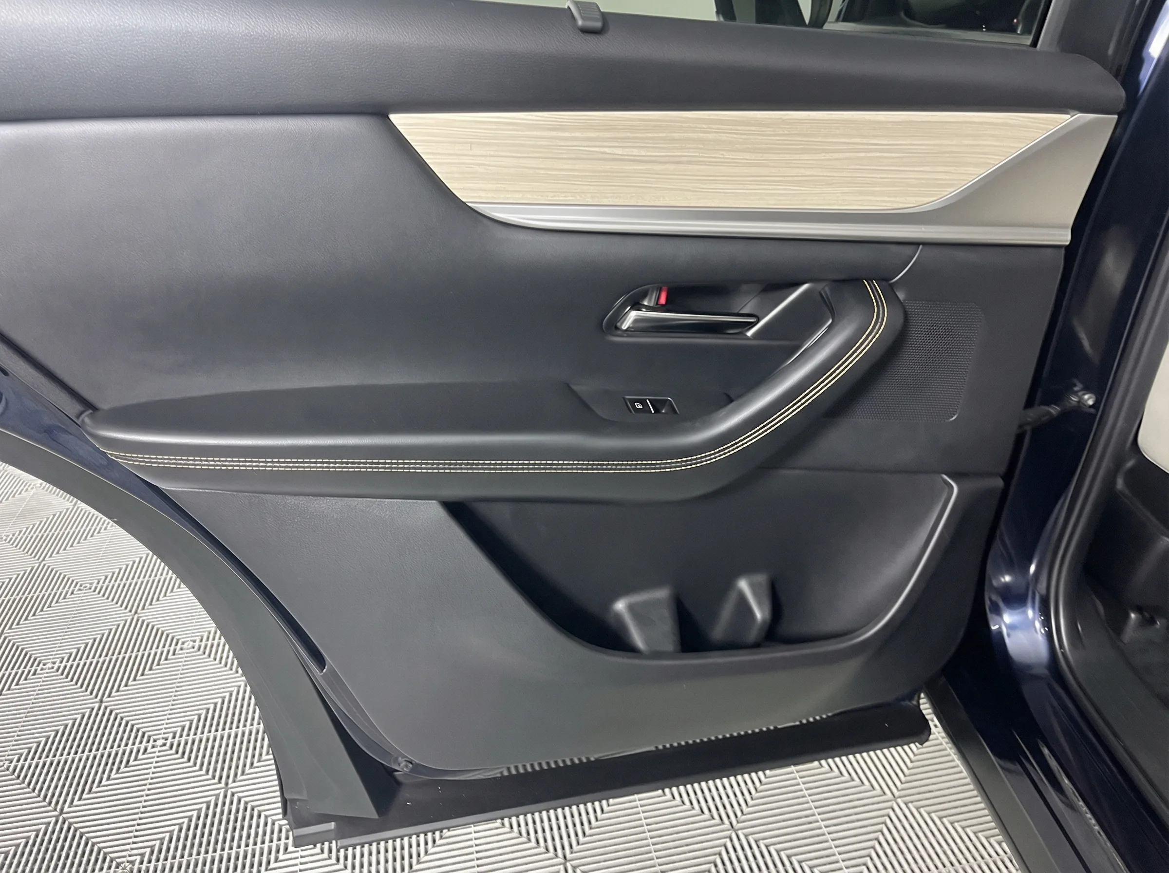 2024 Mazda CX-90 PHEV Preferred — thumbnail 12