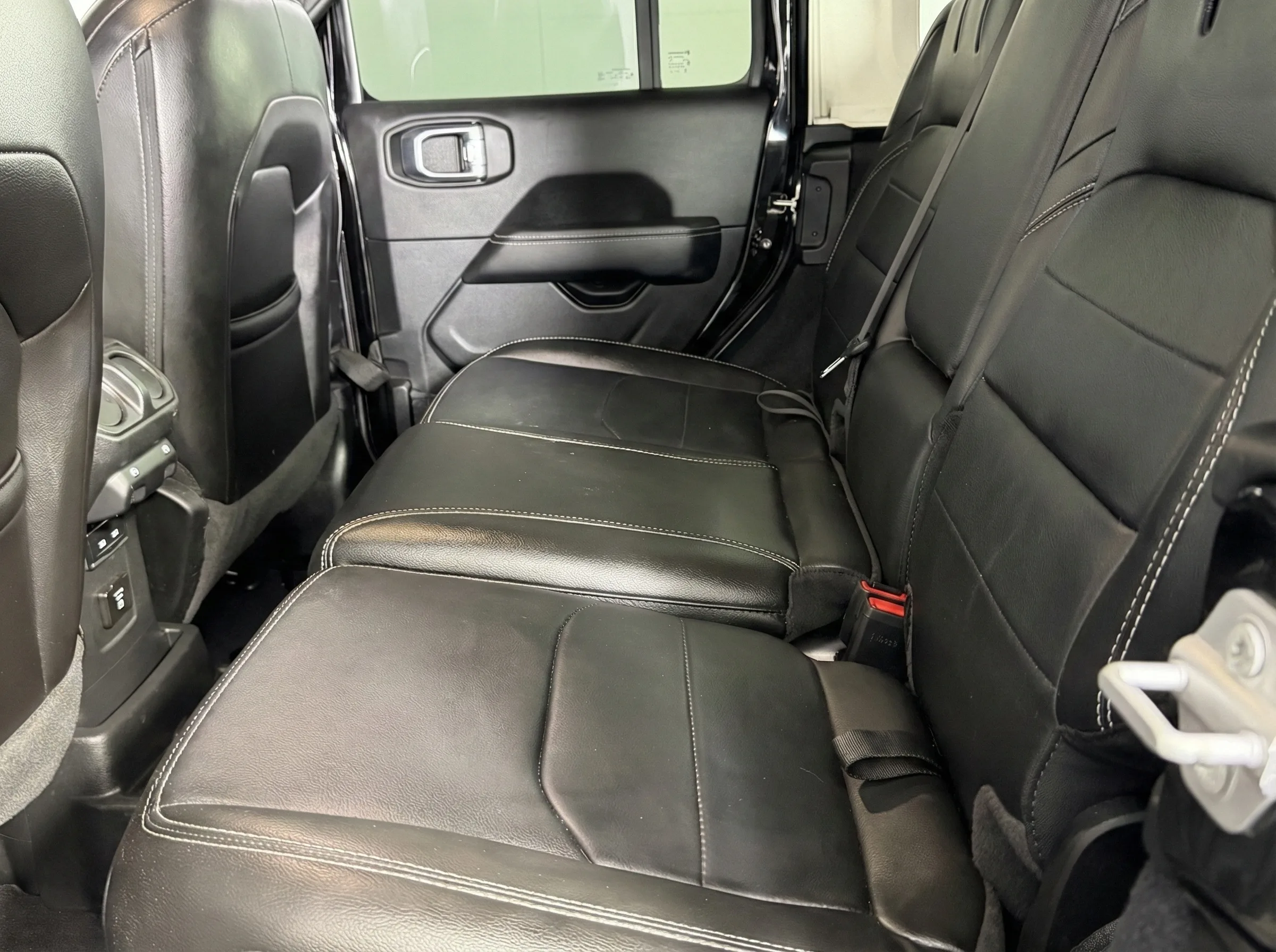 2023 Jeep Wrangler Sahara 4xe — thumbnail 13