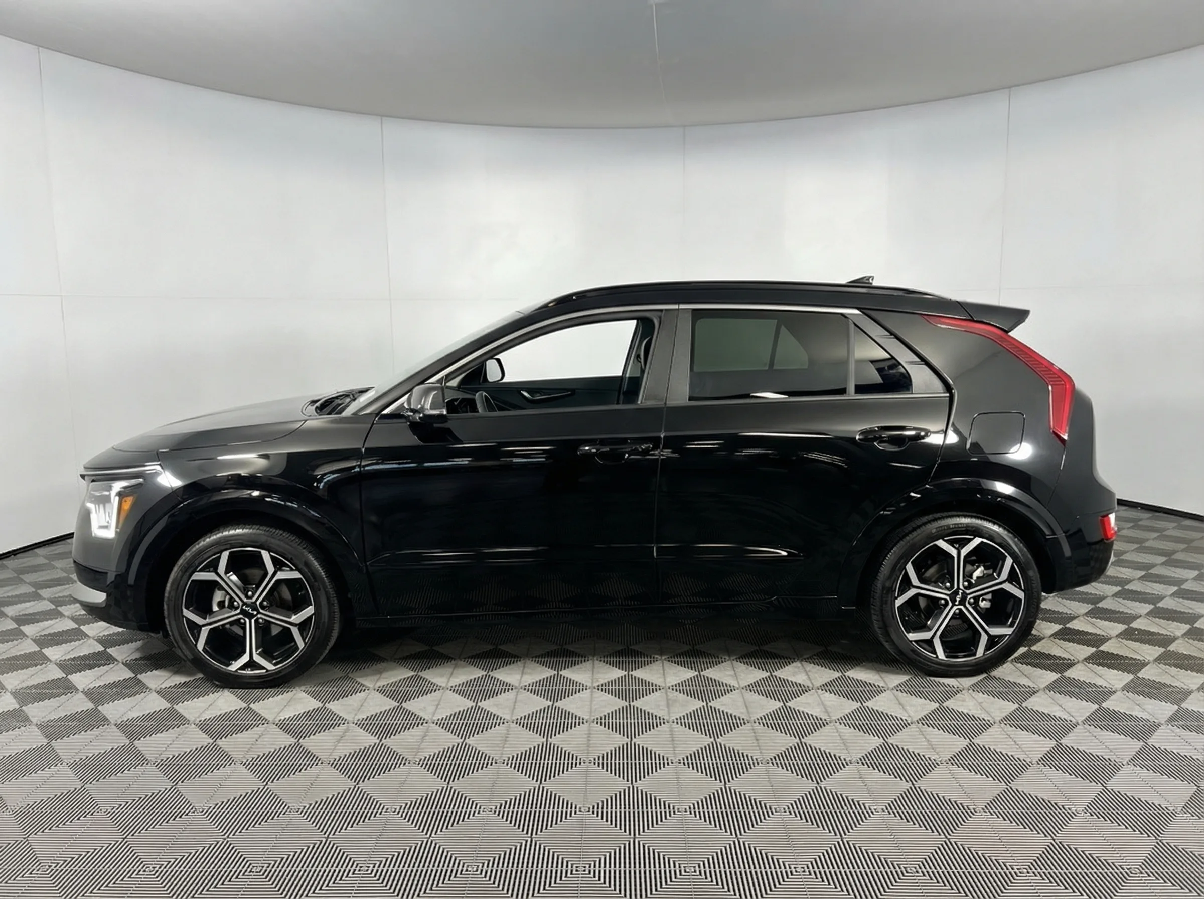 2024 Kia Niro EX Touring — thumbnail 2