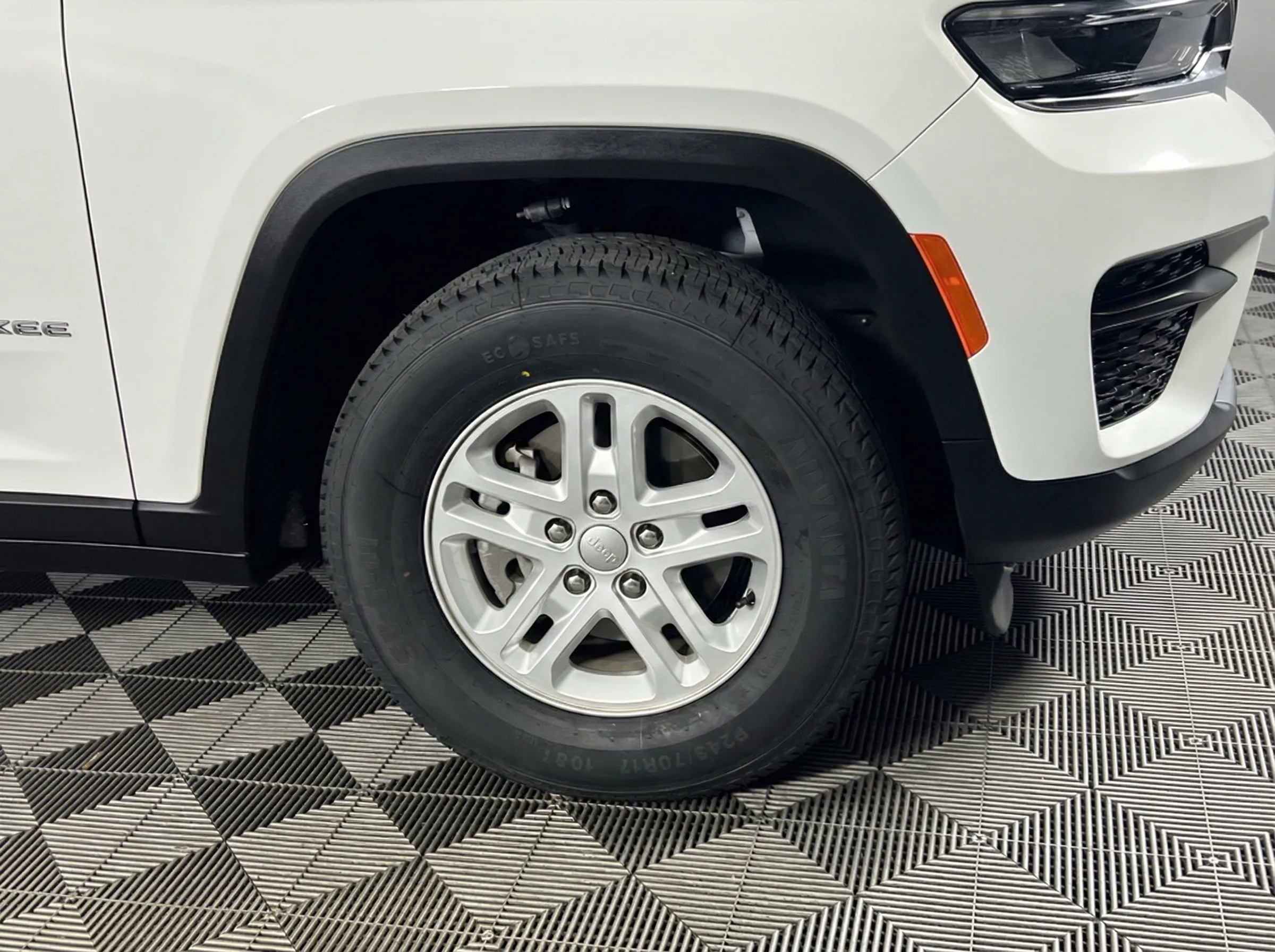 2023 Jeep Grand Cherokee Laredo — thumbnail 2