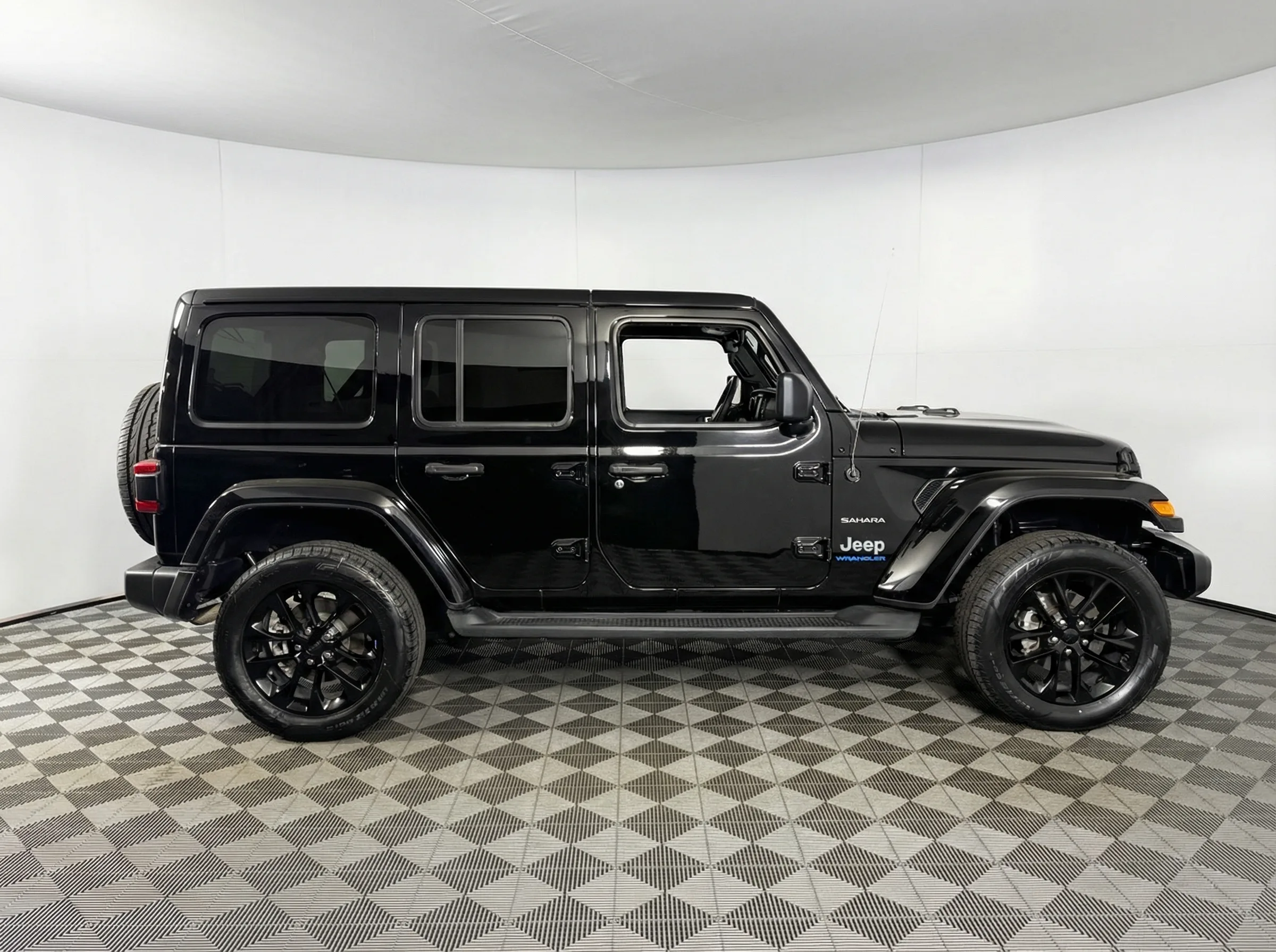 2023 Jeep Wrangler Sahara 4xe — thumbnail 3