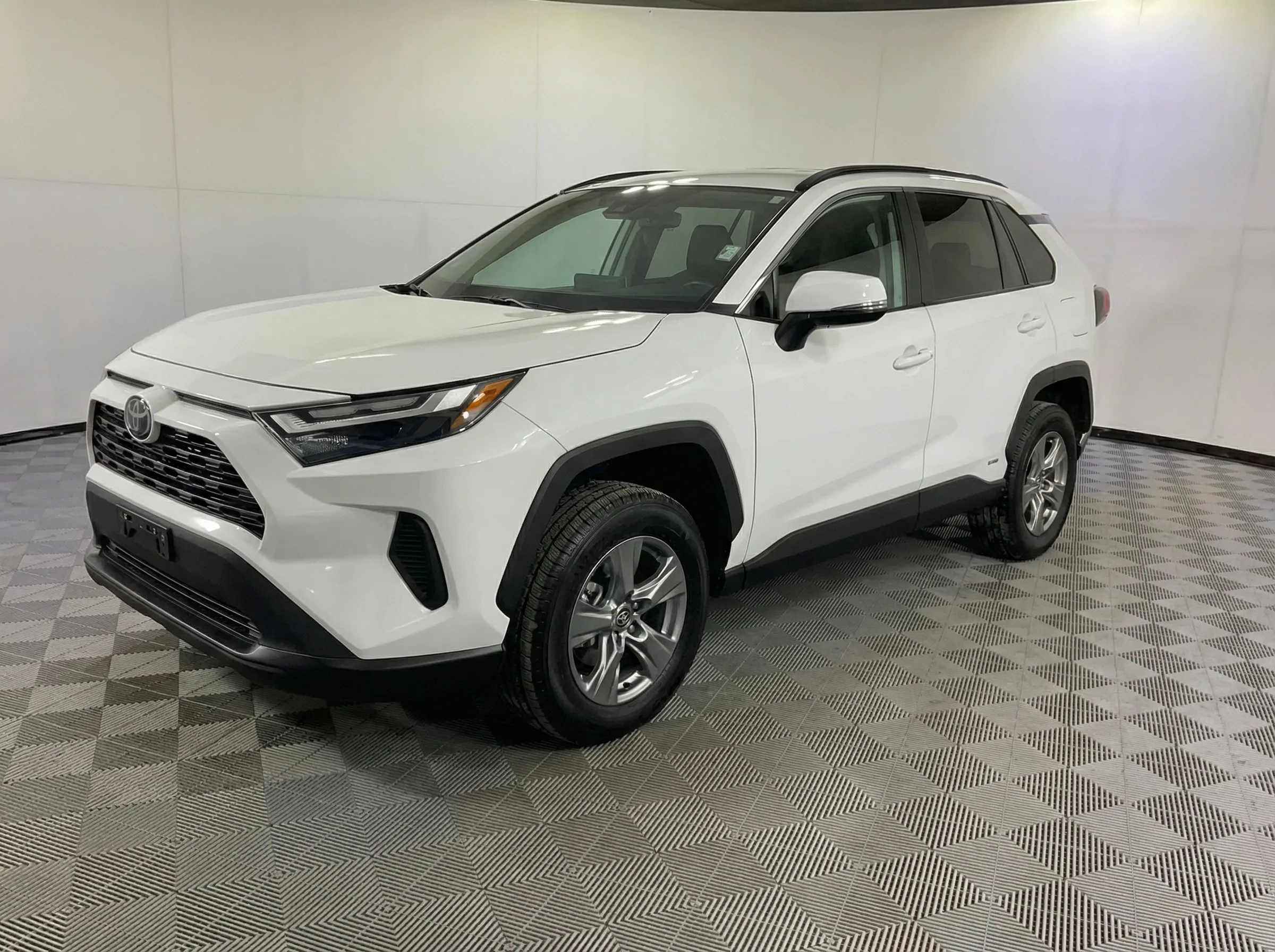 2024 Toyota RAV4 Hybrid XLE — thumbnail 3