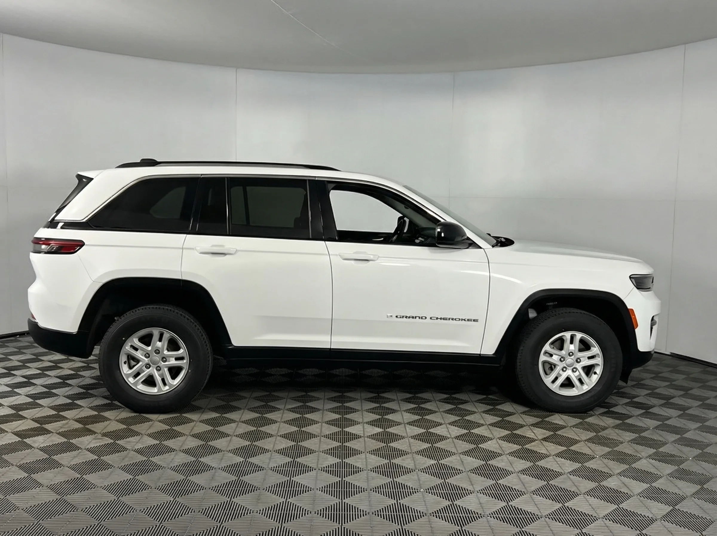 2023 Jeep Grand Cherokee Laredo — thumbnail 3