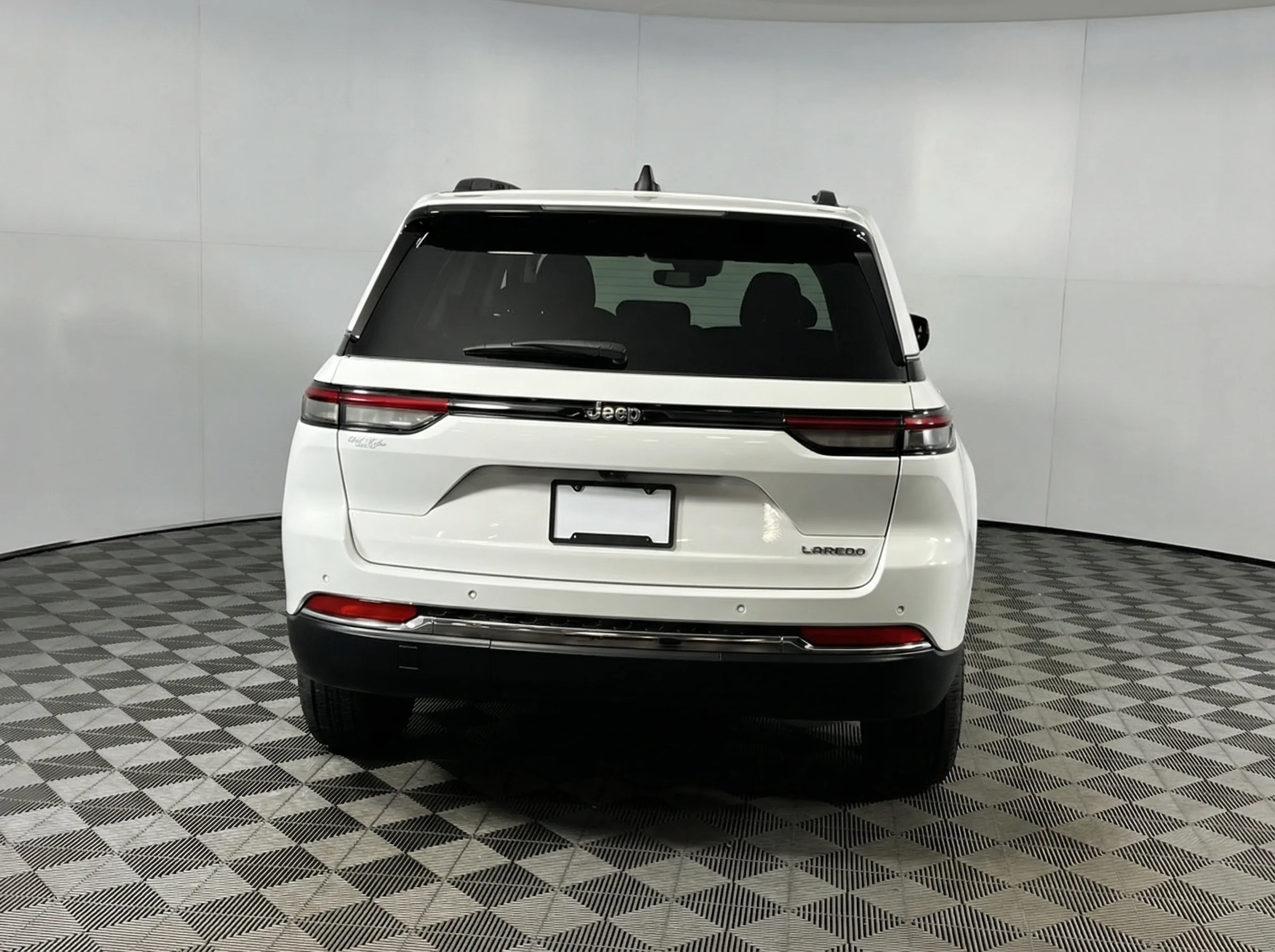 2023 Jeep Grand Cherokee Laredo — thumbnail 4