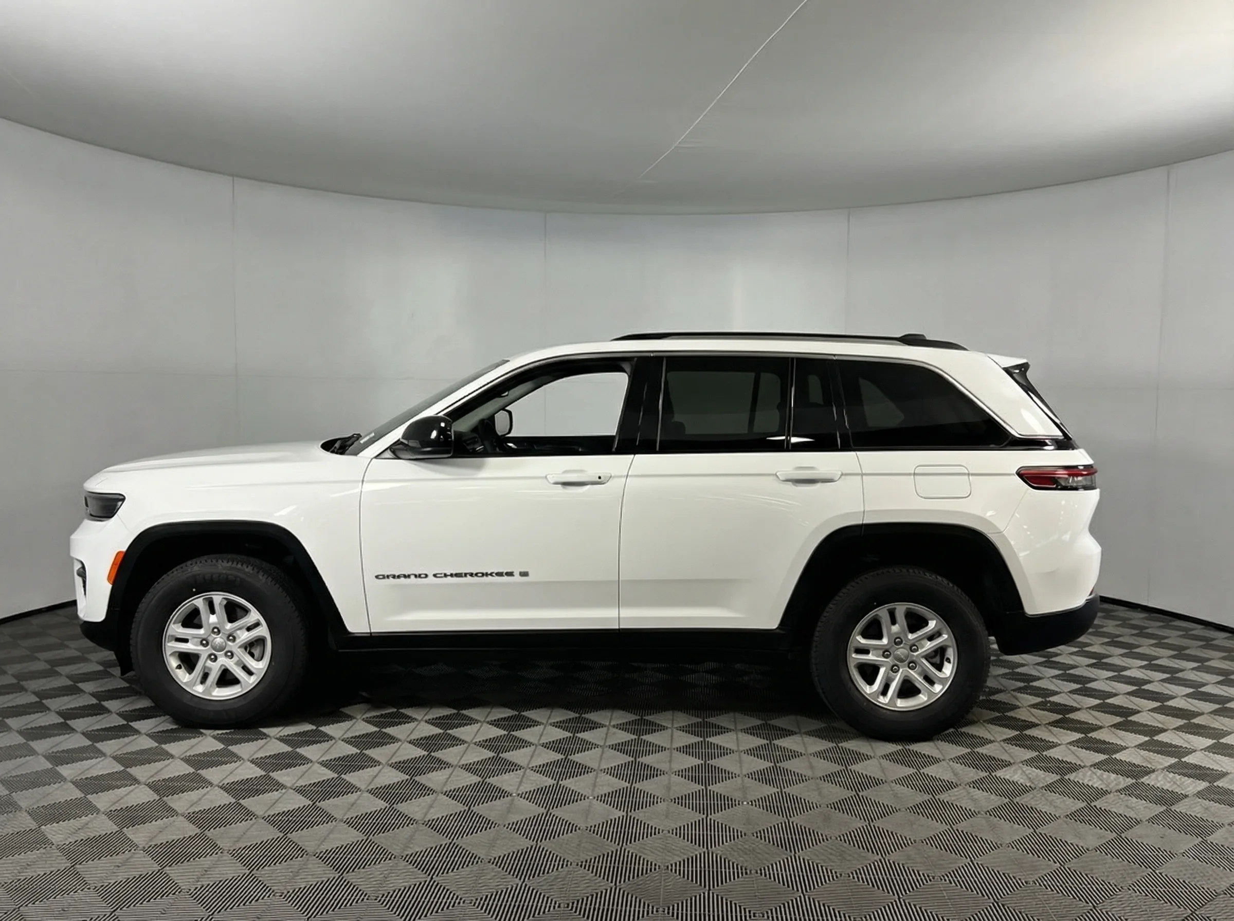 2023 Jeep Grand Cherokee Laredo — thumbnail 5