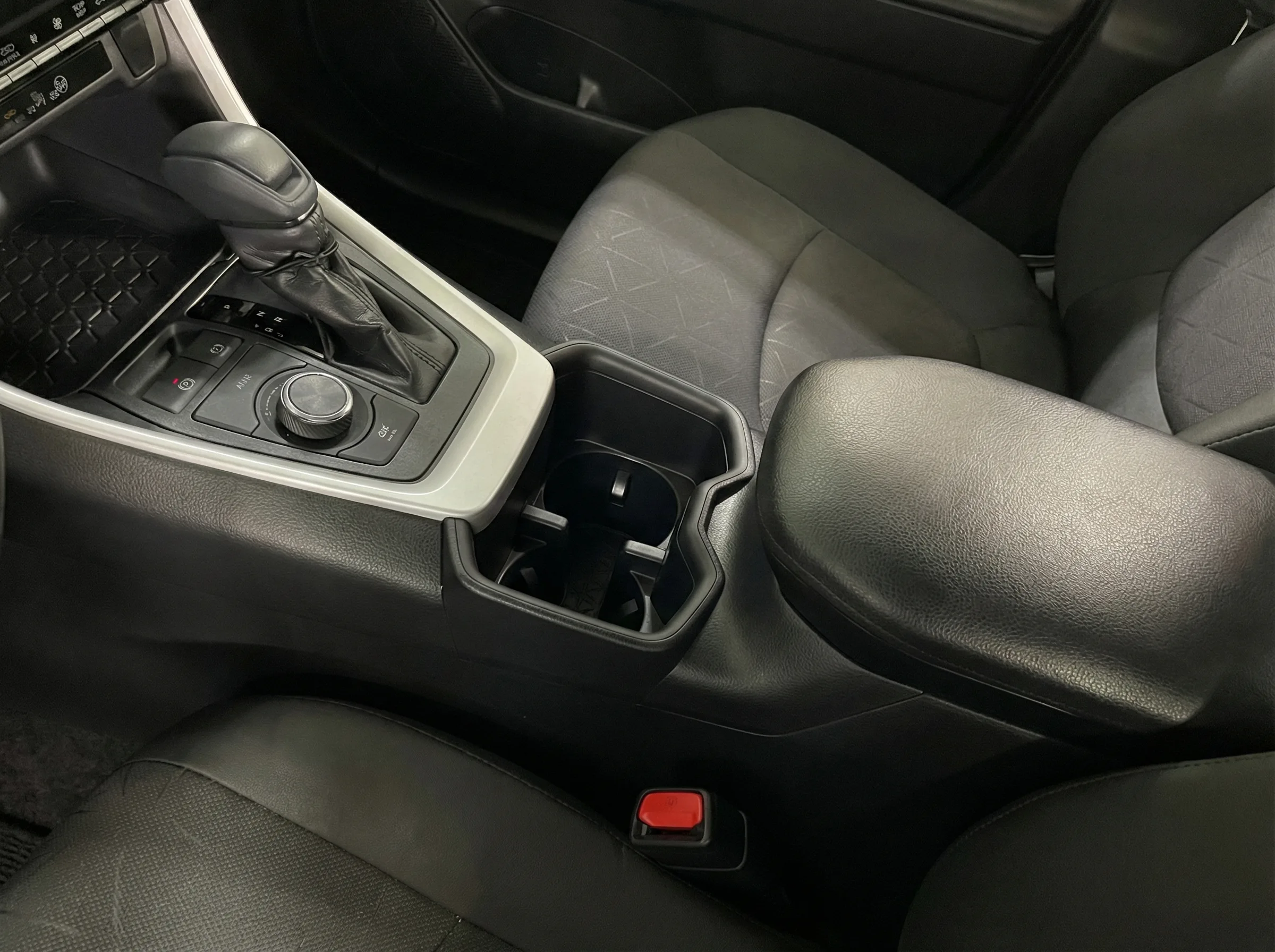 2024 Toyota RAV4 Hybrid XLE — thumbnail 7