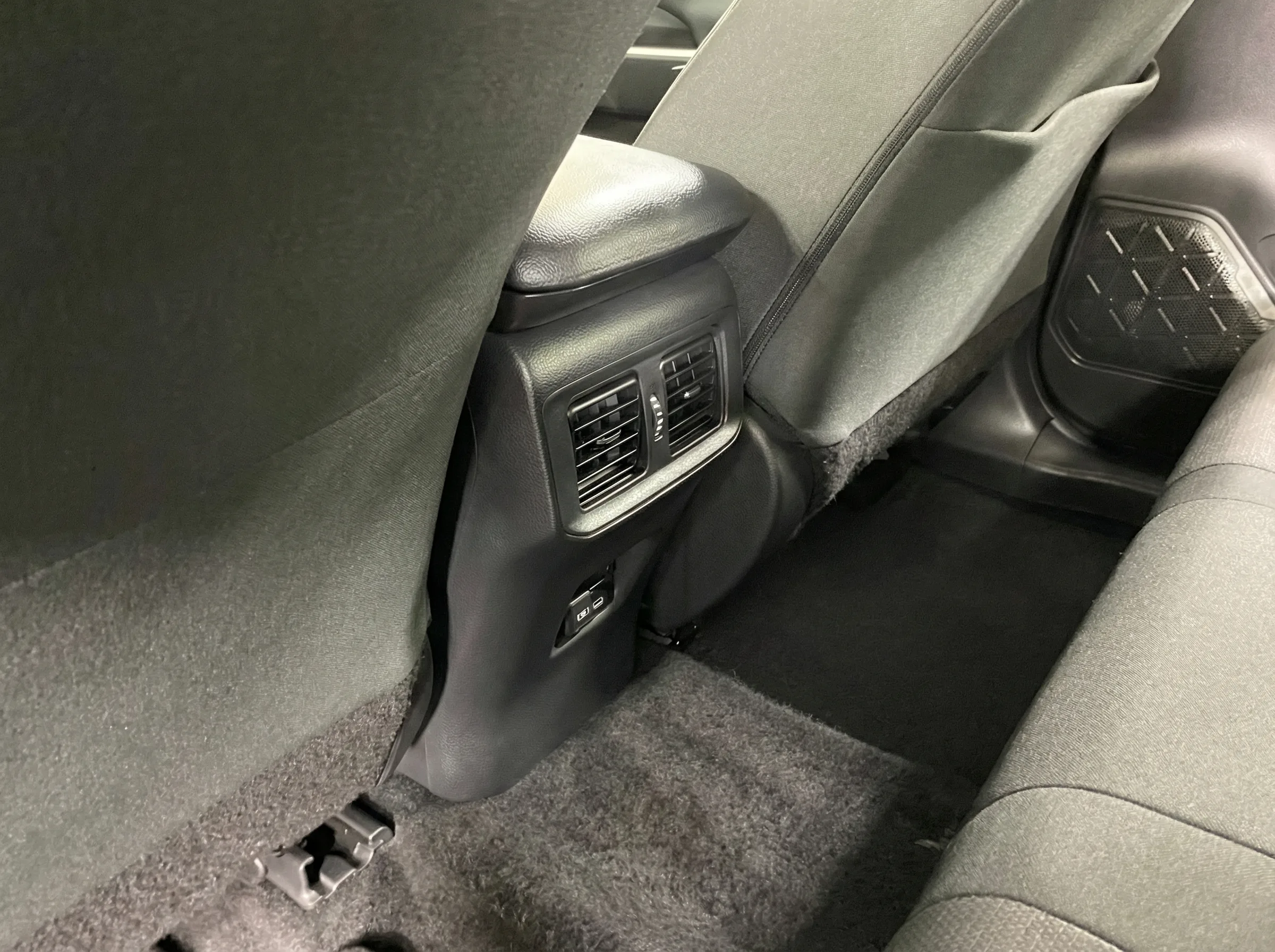 2024 Toyota RAV4 Hybrid XLE — thumbnail 8