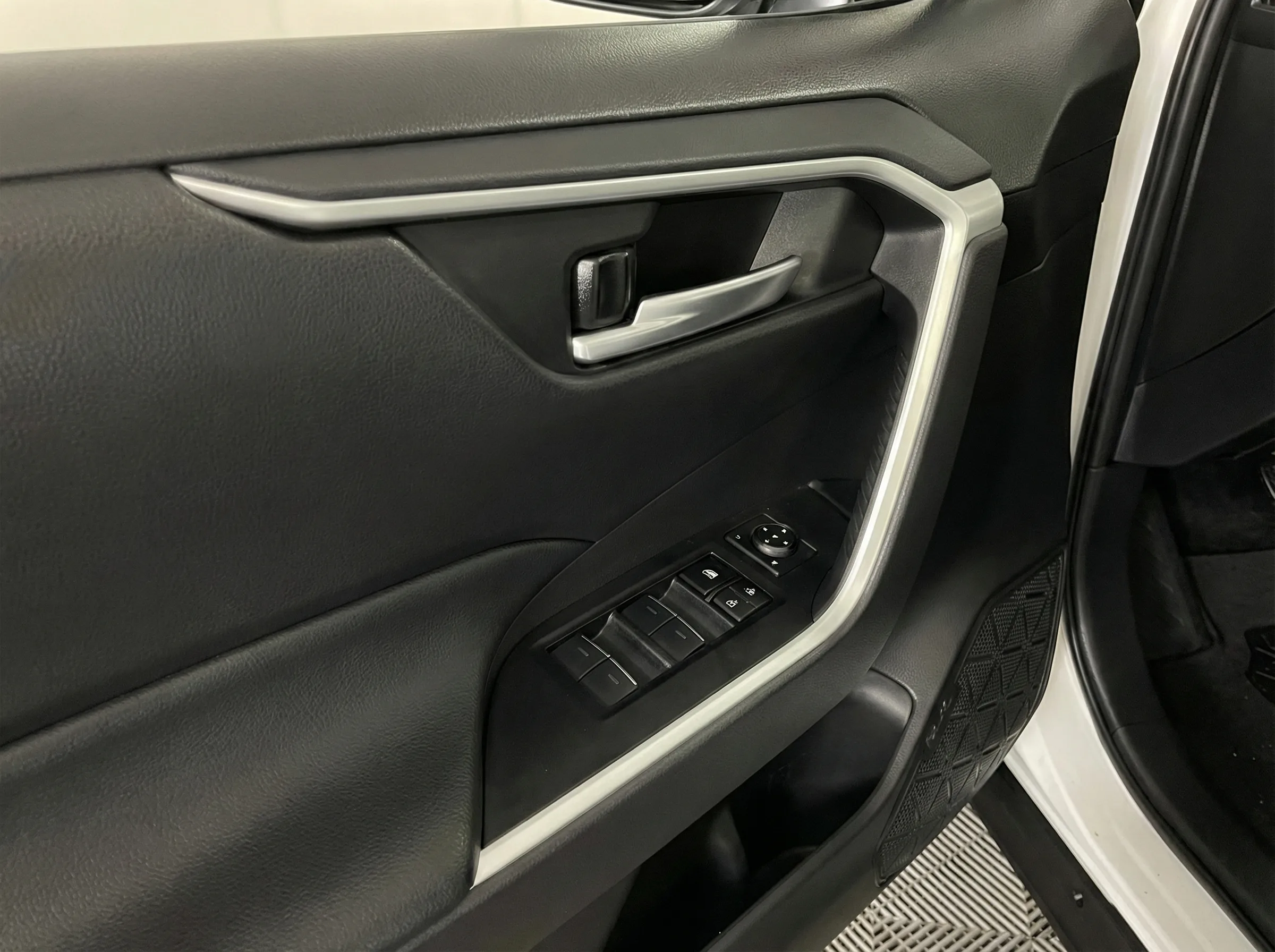 2024 Toyota RAV4 Hybrid XLE — thumbnail 9