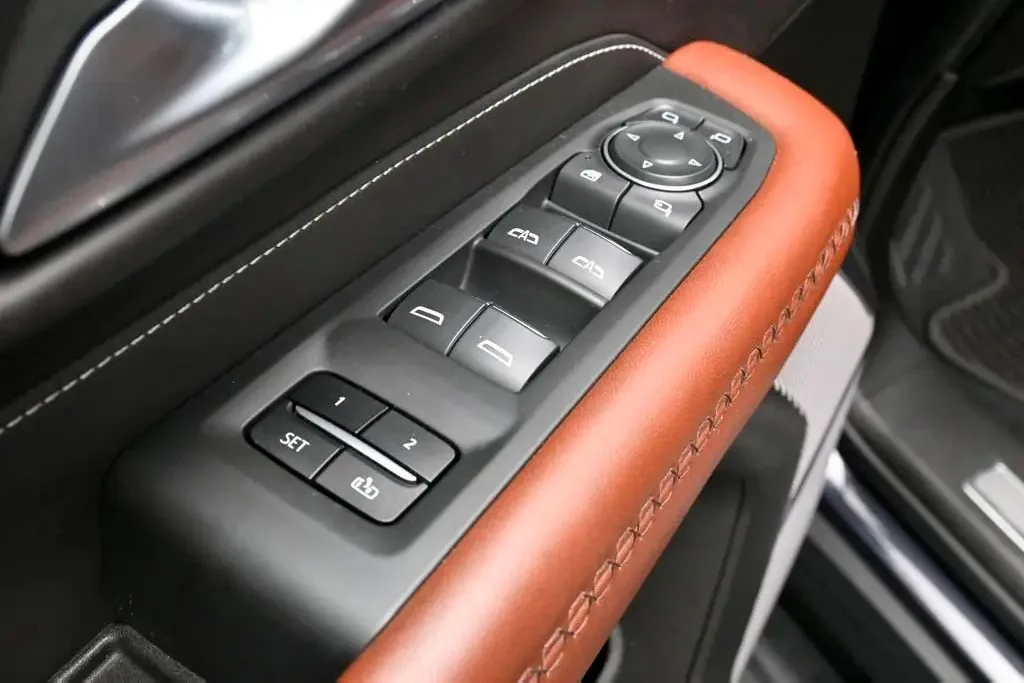 2023 GMC Yukon Denali Ultimate — thumbnail 9